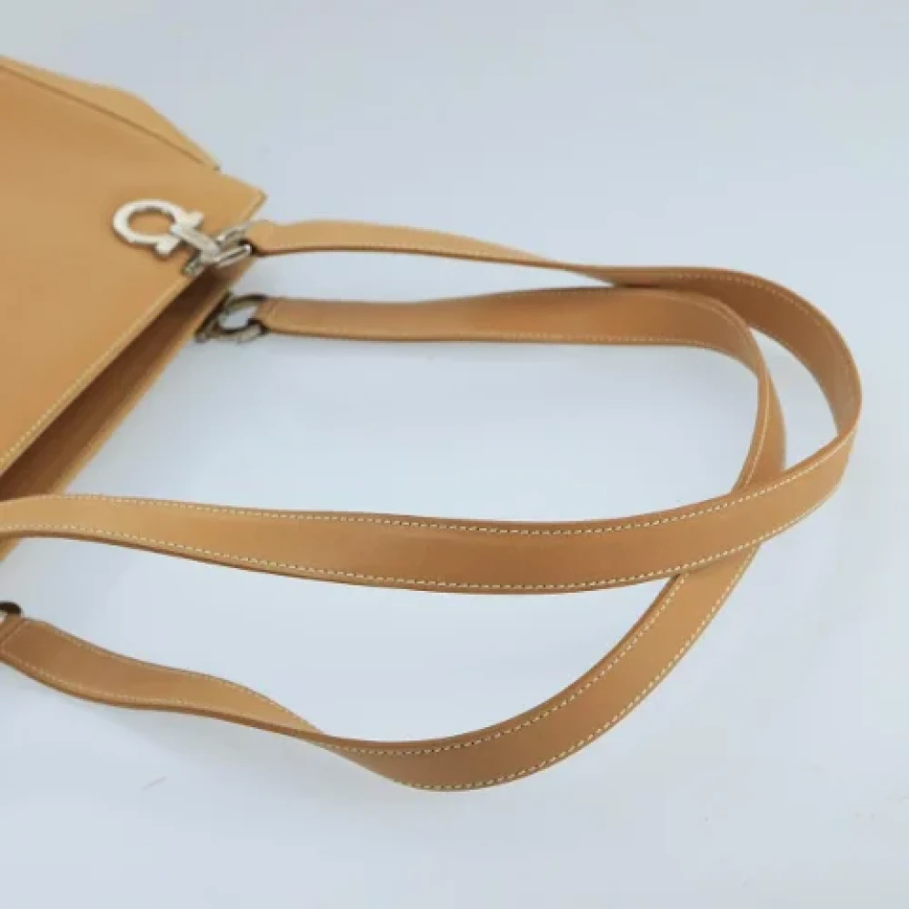 Salvatore Ferragamo Pre-owned Leather shoulder-bags Beige Dames
