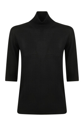 black-sweater-cecina