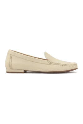 Slip-on mockasiner med traditionell sömn.Denna produkt har stor storlek.