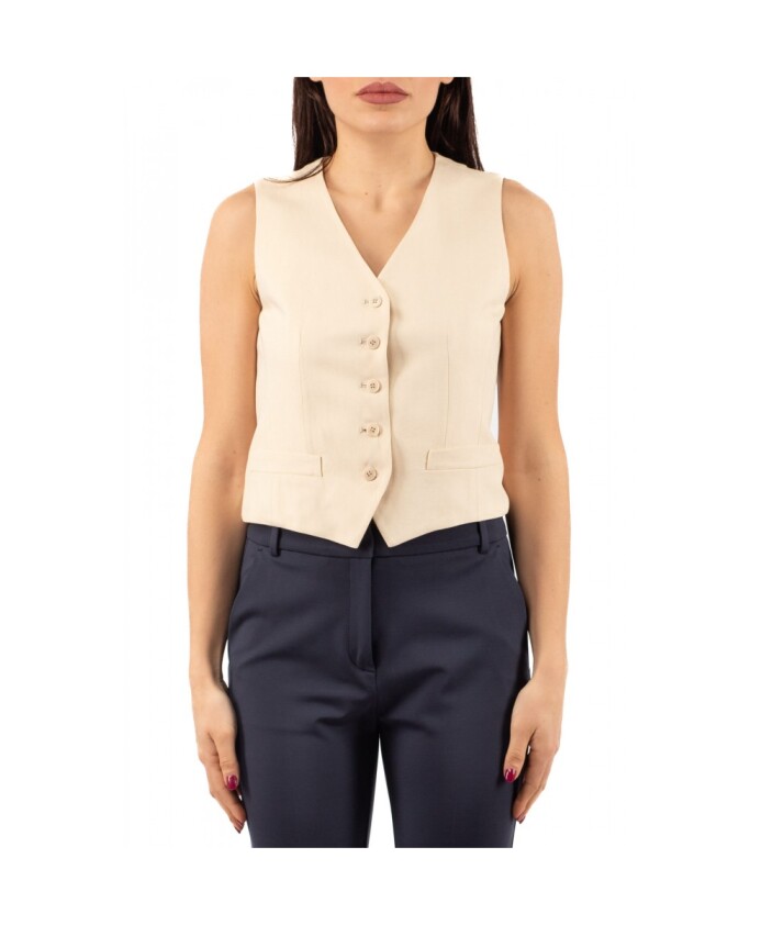 casual-sleeveless-vest-for-weekend-outings