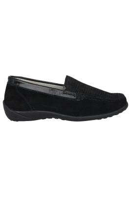 mocassin-noir-en-daim-a-coupe-large