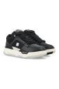 sneakers-noires-avec-perforations-en-etoile