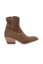 beige-daim-cloute-bottes