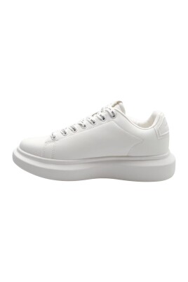 sneakers-blanches-avec-detail-logo