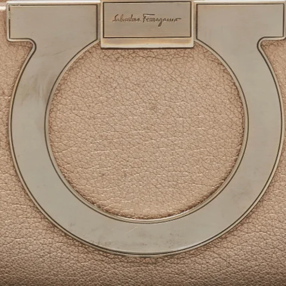 Salvatore Ferragamo Pre-owned Leather clutches Beige Dames