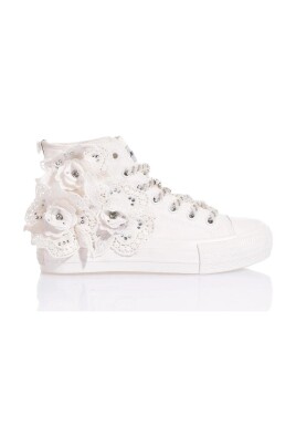 sneakers-blanches-avec-macrame-floral