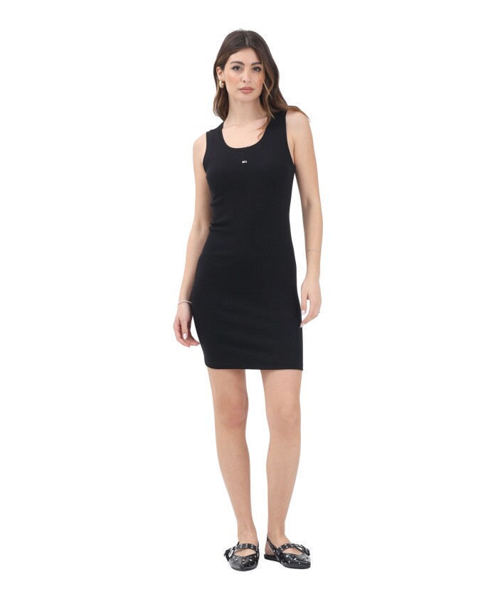 robe-courte-noire-design-minimaliste