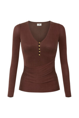 pulls-en-tricot-chic-avec-boutons-dores