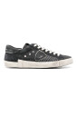 sneakers-en-daim-noir-avec-style-street