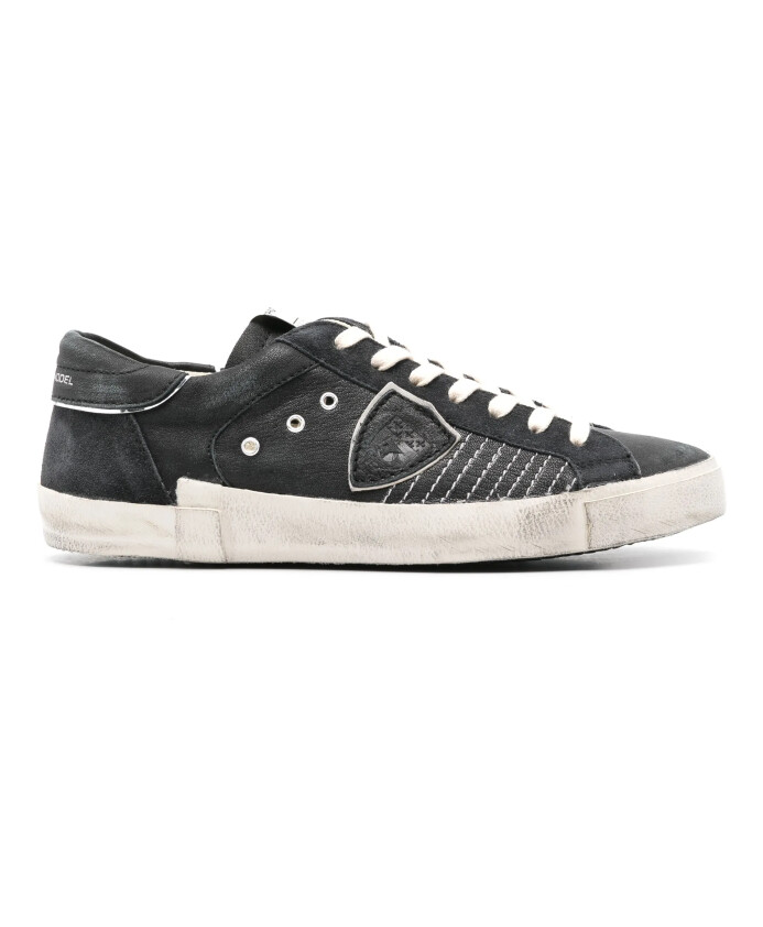 sneakers-en-daim-noir-avec-style-street