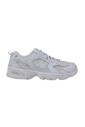 baskets-grises-a-lacets-et-semelle-en-caoutchouc