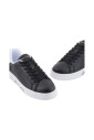 sneakers-blanches-materiau-revetu-semelle-en-caoutchouc