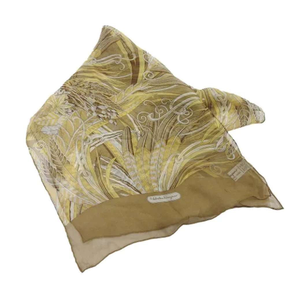 Salvatore Ferragamo Pre-owned Silk scarves Beige Dames