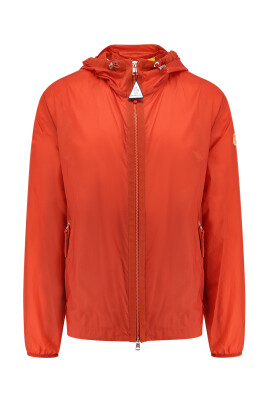 vestes-rouges-avec-capuche-ajustable