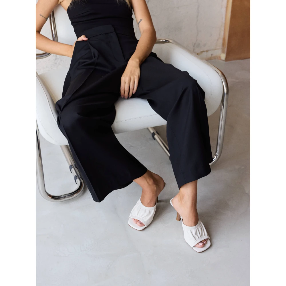 L37 Heeled Mule