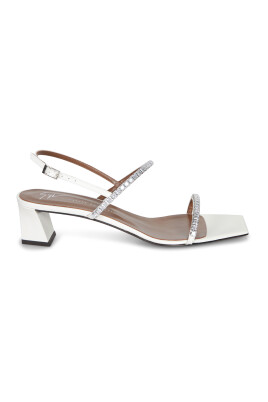 hvide-sandaler-til-kvinder-elegant-stil