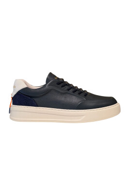 elegantes-sneakers-phoenix-avec-details-distinctifs