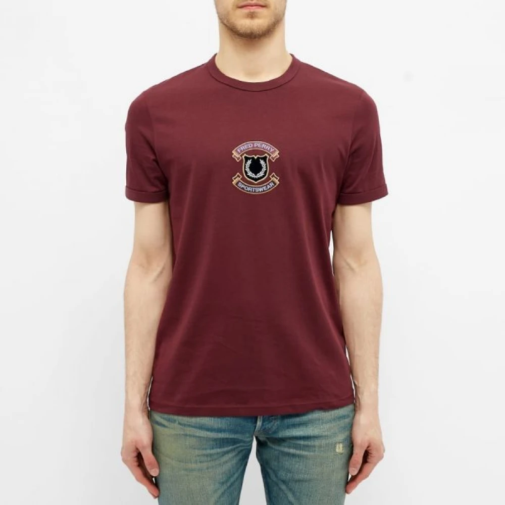 Fred Perry Geborduurd Shield T-shirt in Mahonie Red Heren