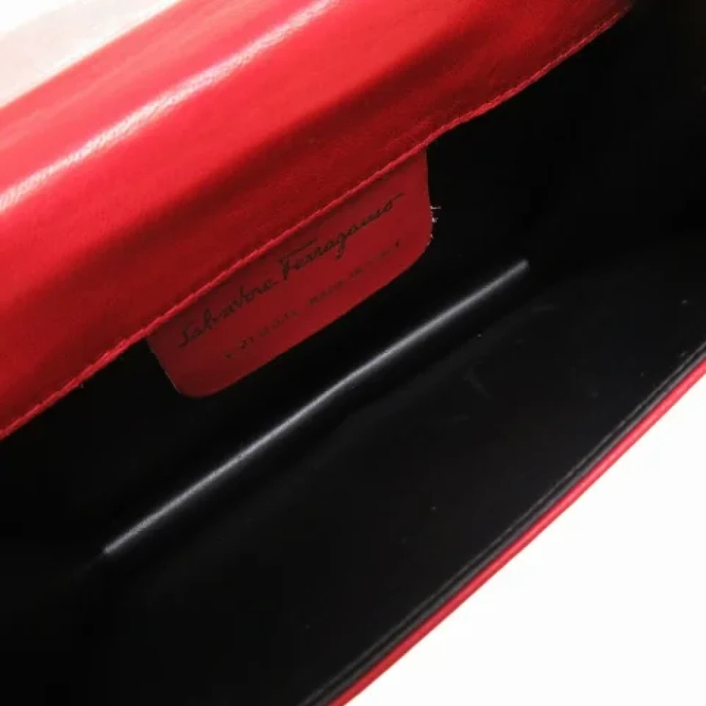 Salvatore Ferragamo Pre-owned Leather shoulder-bags Red Dames