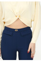 pantalon-bleu-elegant-avec-rabats-avant