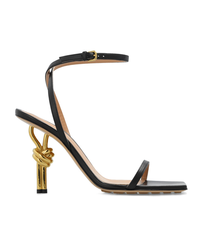 sandalen-met-geknoopte-hak