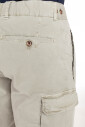 groene-broek-met-knoopdetails