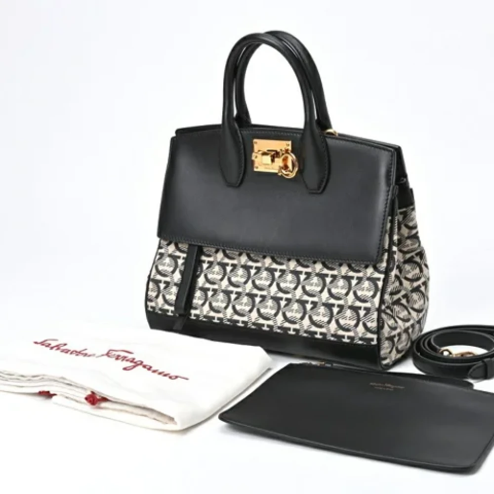 Salvatore Ferragamo Pre-owned Leather handbags Black Dames