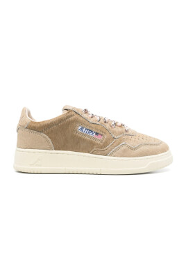 baskets-marron-avec-bout-perfore