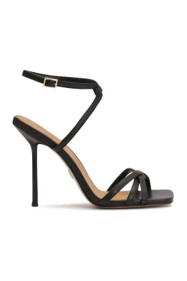 Svarta sandaler med en smal klack
