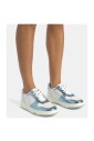 sneaker-plate-avec-details