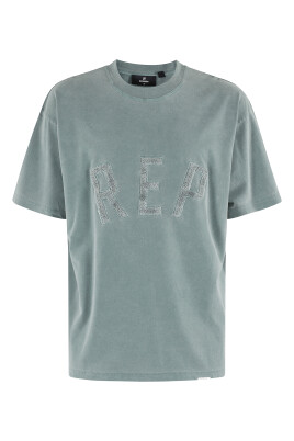 green-embroidered-t-shirt