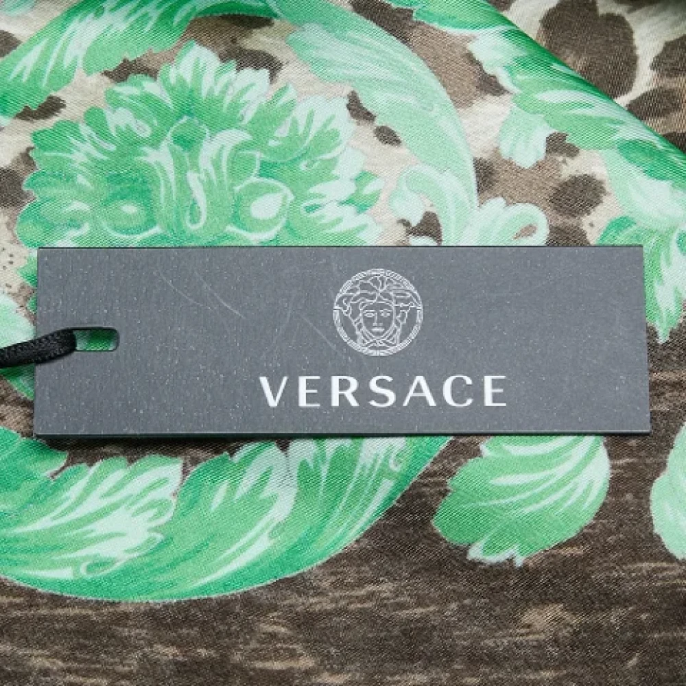 Versace Pre-owned Silk scarves Green Dames