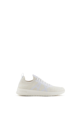 white-sneakers-fresh-stretchy-style