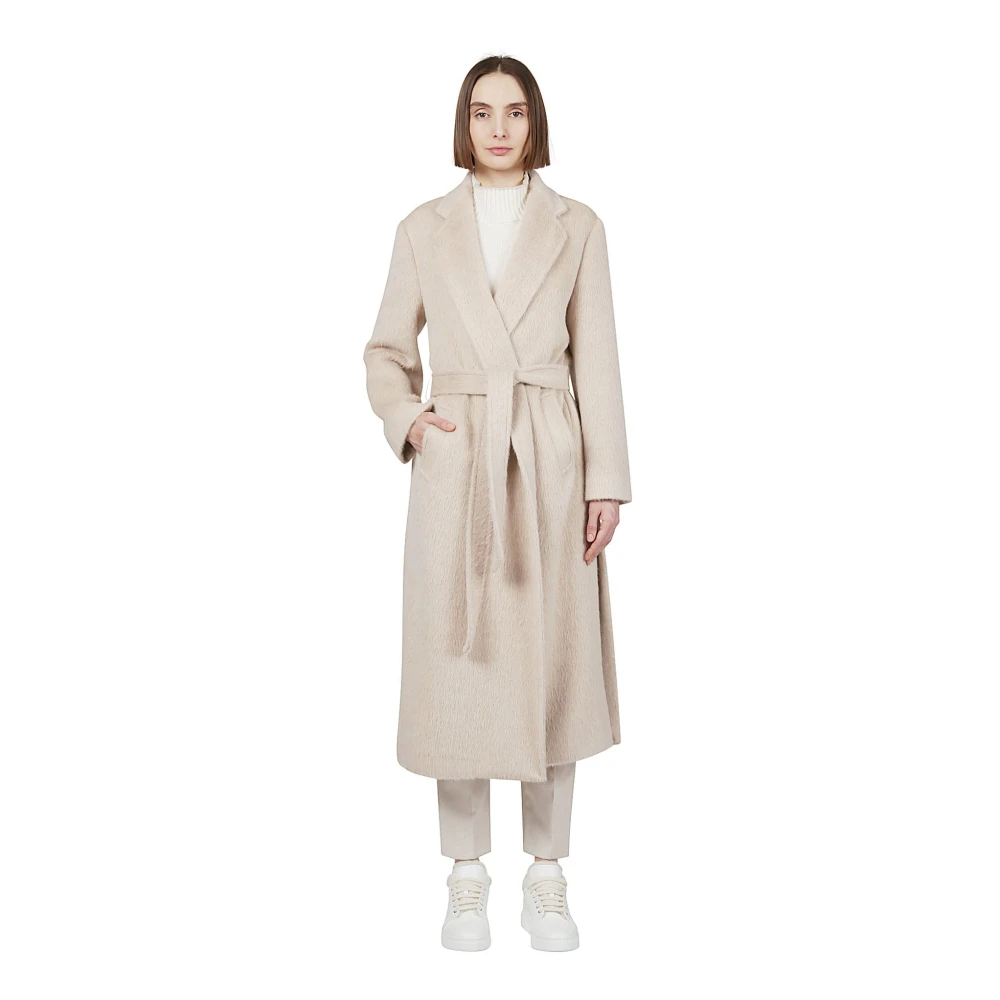 Eleventy Lange Jas met Riem in Baby Lama Wol Beige Dames