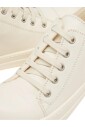 baskets-blanches-plates-avec-details-contrastes