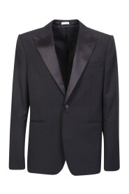 Czarny single-breasted tailored jacket by Alexander McQueen; the clic side of the fashion house emerges through this garment