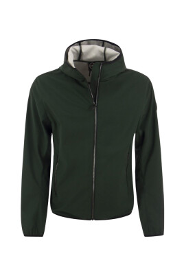 impermeable-a-capuche-avec-details-elegants