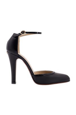black-heeled-ankle-strap-sandals