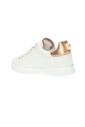 sneakers-en-cuir-blanc-avec-applications-de-logo-dore-et-blanc