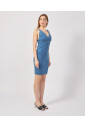 robe-bleue-sans-manches-avec-decollete-devant-et-derriere