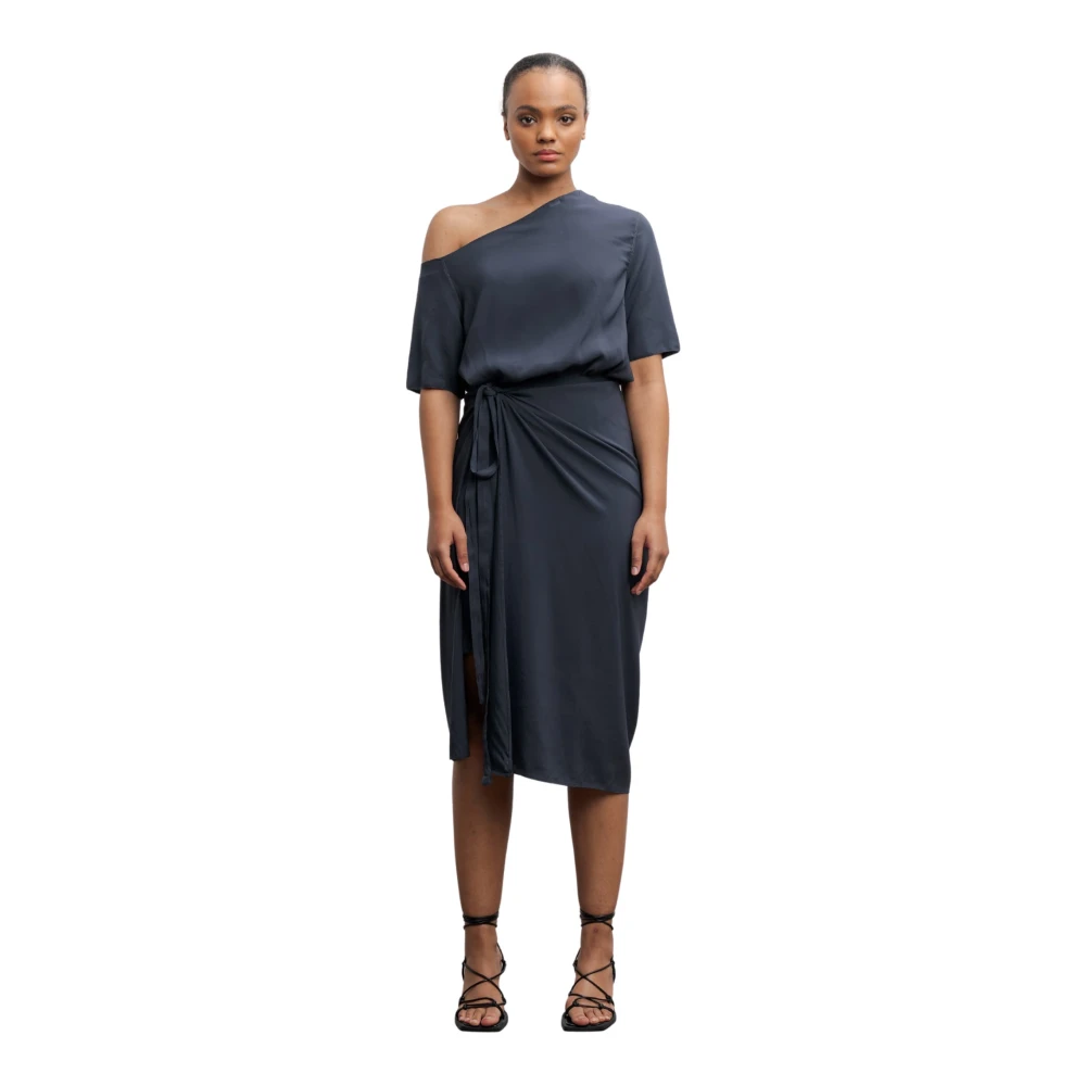 Ahlvar Gallery Off-shoulder midi jurk met sarong-effect rok Gray Dames