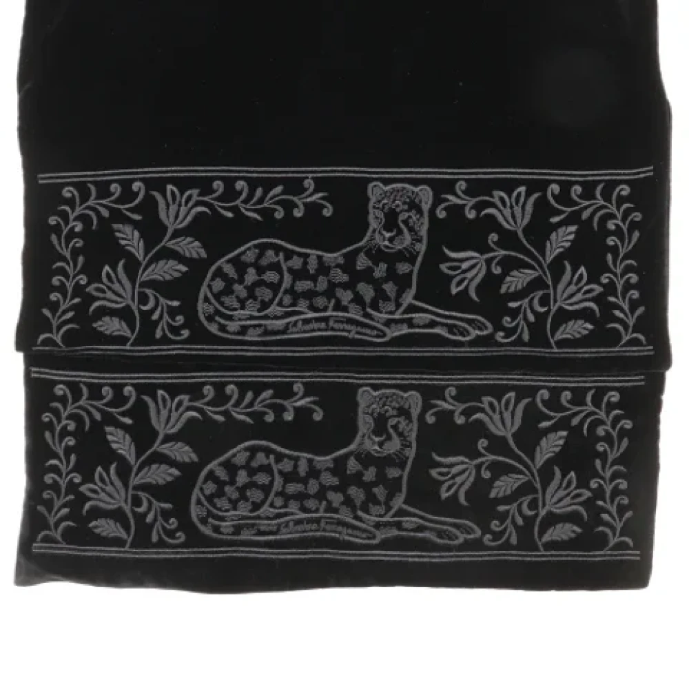 Salvatore Ferragamo Pre-owned Silk scarves Black Dames