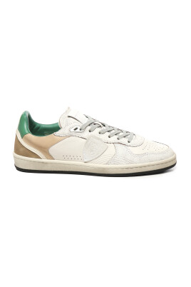 sneakers-blanches-avec-details-en-daim
