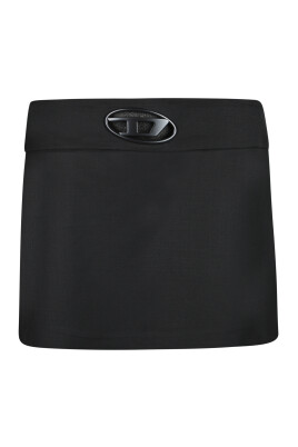 black-mini-skirt-metallic-logo-buckle