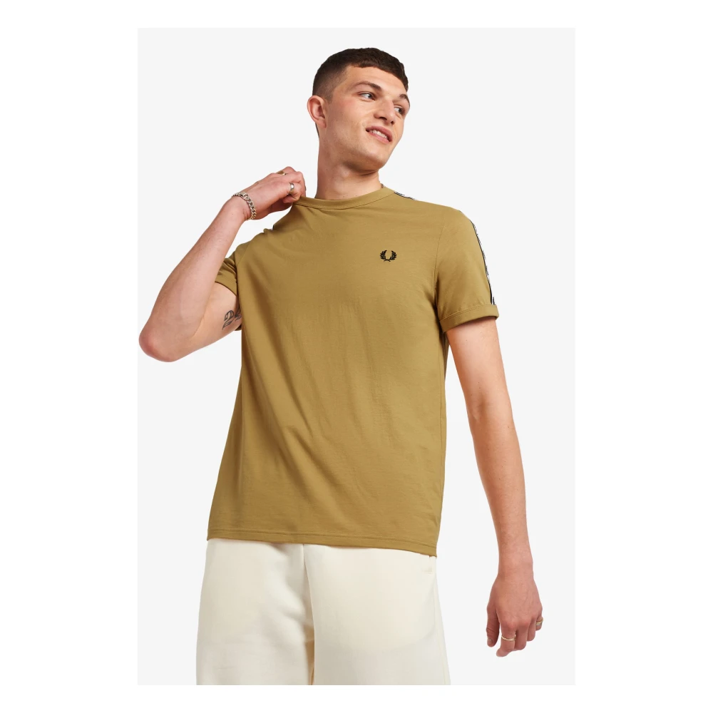 Fred Perry Ringer T-shirt geïnspireerd door de jaren 90 met Laurel Crown Tape Beige Heren