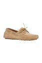 chaussures-bateau-en-daim-beige-avec