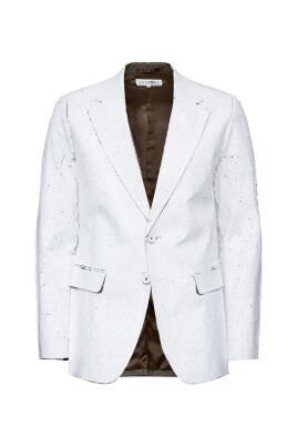 white-buttoned-jacket-with-flap-pockets