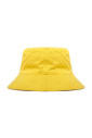 chapeau-seau-jaune-avec-detail-de-la-lentille