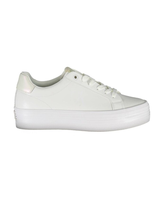 baskets-blanches-elegantes-avec-details-contrastes