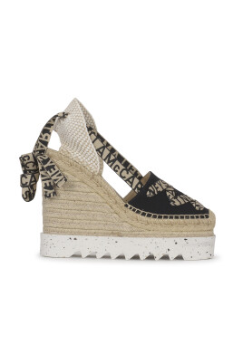 canvas-flat-shoes-gaia-model